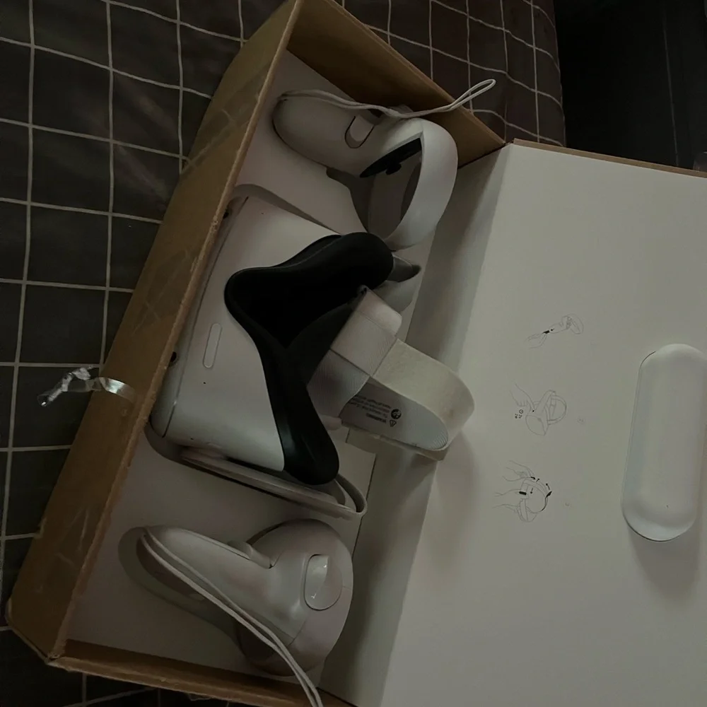 Like new oculus quest 2 with both controllers